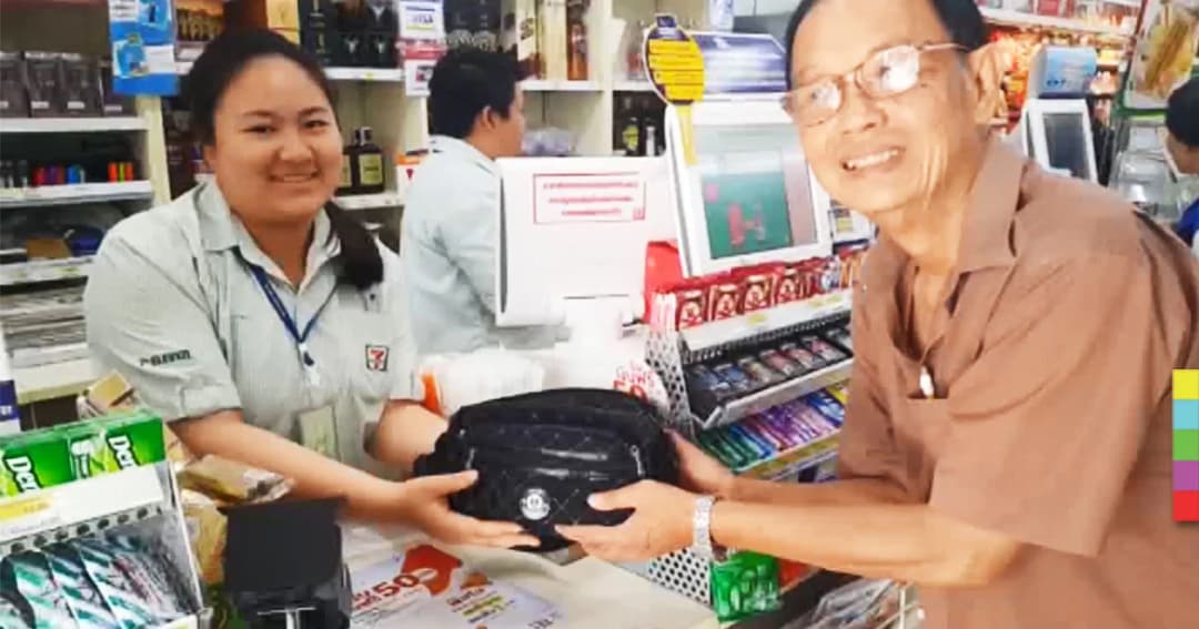 สาวเซเว่นฯ น้ำใจงาม เก็บกระเป๋าที่มีเงินกว่าหมื่นบาท ของลุงขายลอตเตอรี่ได้ นำคืนเจ้าของ
