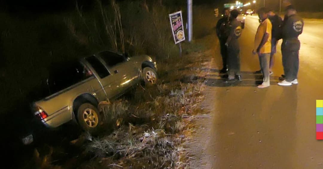 หนุ่มเมาวูบ ! เสียหลักรถตกถนน จนท.เร่งช่วยเหลือ