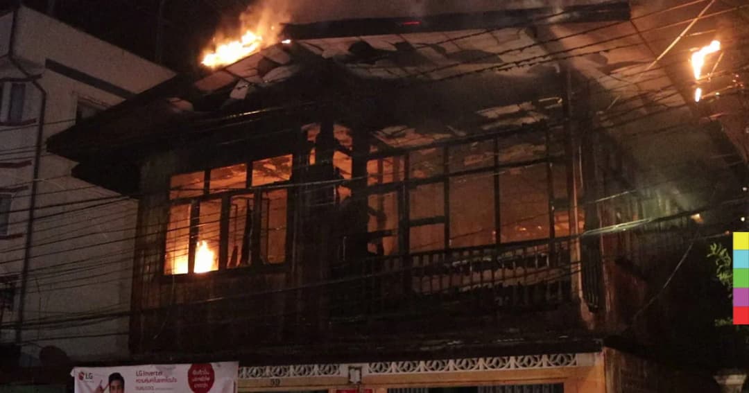 หวิดวอด ! ไฟไหม้บ้านไม้ ลุกลามบ้านใกล้เคียง จนท.เร่งดับทัน