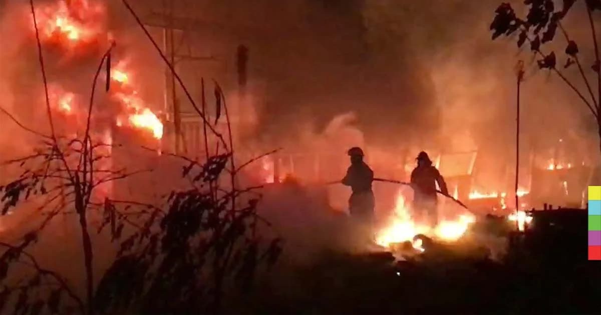 แค่ก้นบุหรี่!! ไฟไหม้หญ้าลามเข้าร้านขายของเก่าเผาวอดเกือบหมด