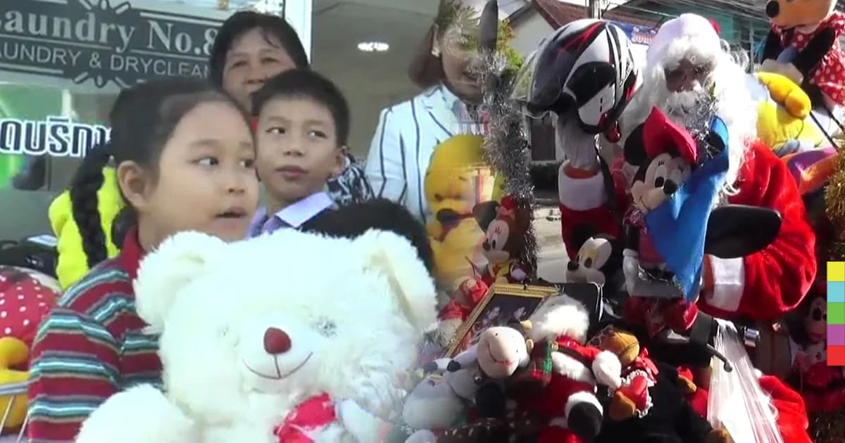 หนุ่มระยองแต่งซานตาคลอส แจกของขวัญปีใหม่แก่เด็กๆ และผู้ด้อยโอกาส