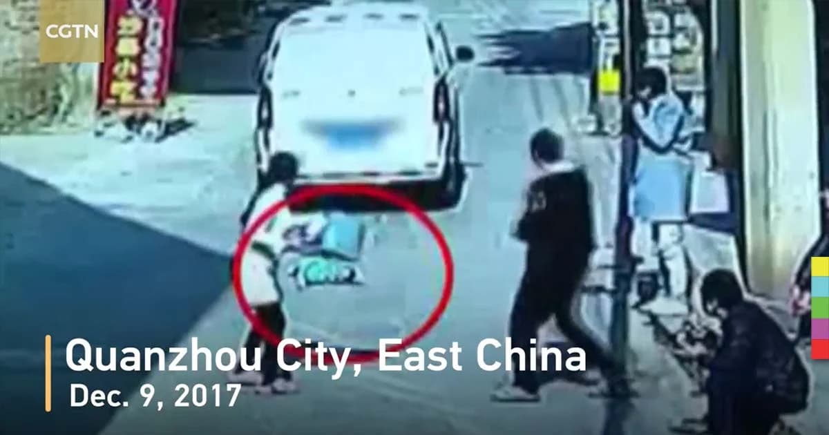 นาทีชีวิต ! หนูน้อยชาวจีน วัย 3 ขวบ ข้ามถนนหวิดโดนรถตู้ทับ