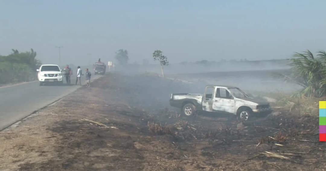 หนีตาย ! กระบะเสียหลักเข้ากองไฟไร่อ้อย วอดทั้งคัน