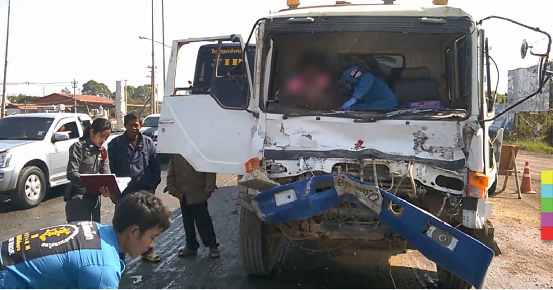 สิบล้อเบรกแตก พุ่งชนท้ายรถสิบล้อ คนขับบาดเจ็บ