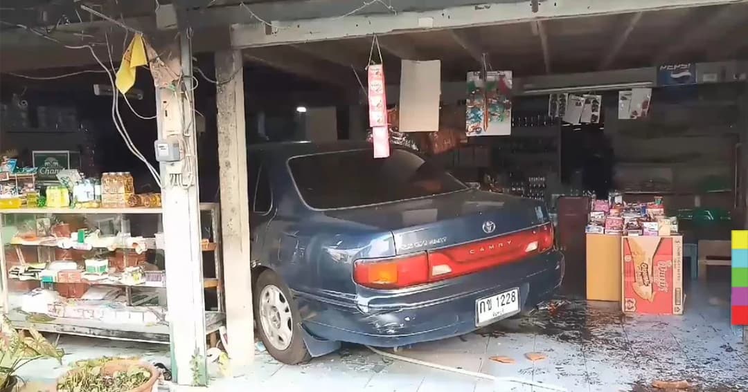 ชายสูงวัย จะเหยียบเบรก เเต่เหยียบผิดกลายเป็นคันเร่ง เก๋งพุ่งชนร้านชำ พังเสียหาย