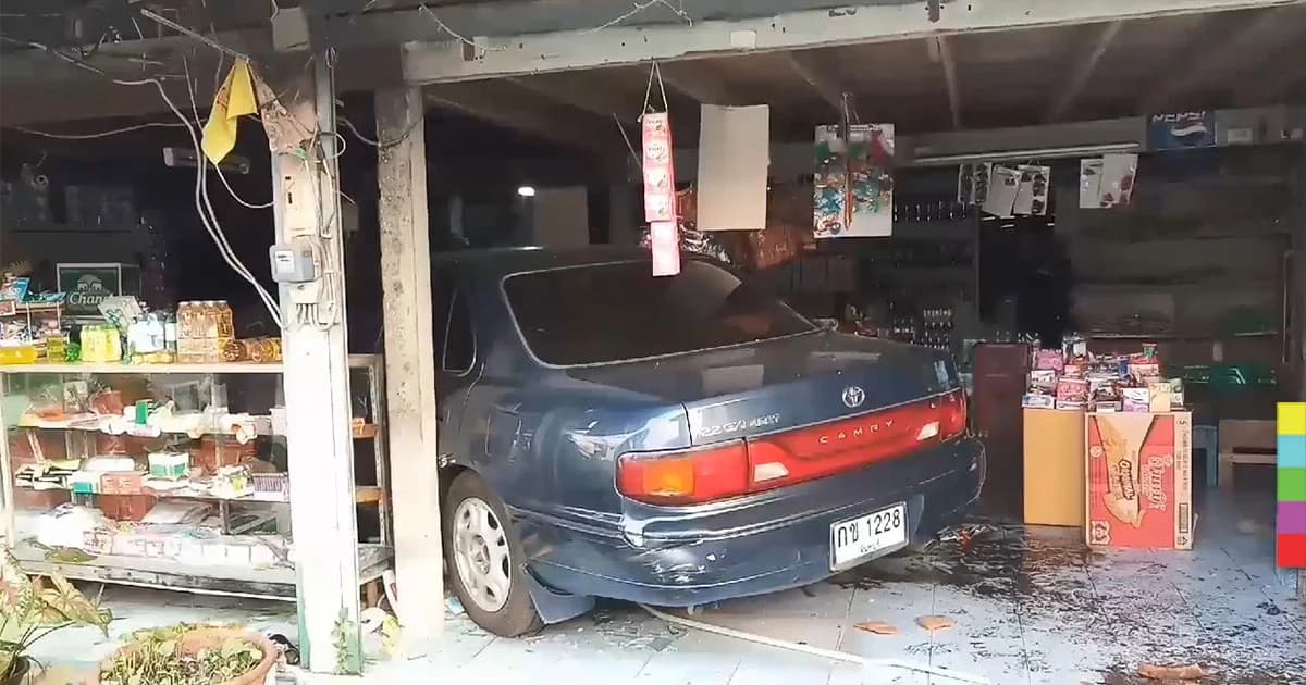 ชายสูงวัย จะเหยียบเบรก เเต่เหยียบผิดกลายเป็นคันเร่ง เก๋งพุ่งชนร้านชำ พังเสียหาย