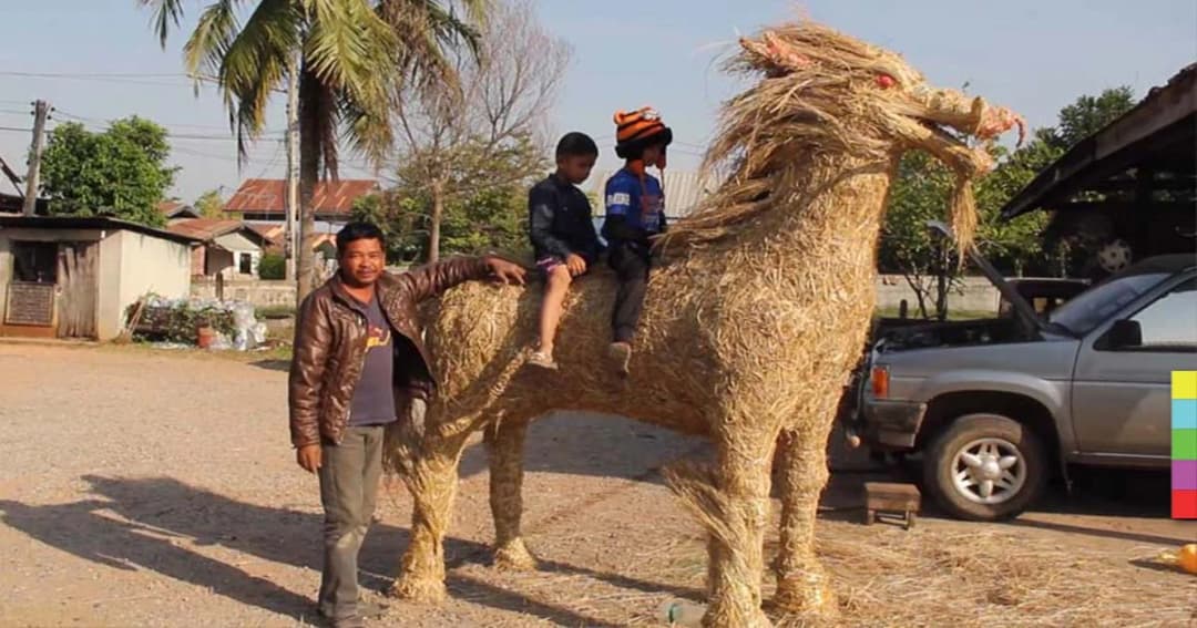 ไอเดียเก๋ ! ช่างเคาะพ่นสีใช้เวลาว่าง ทำหุ่นจากเศษฟางข้าวรายได้งาม