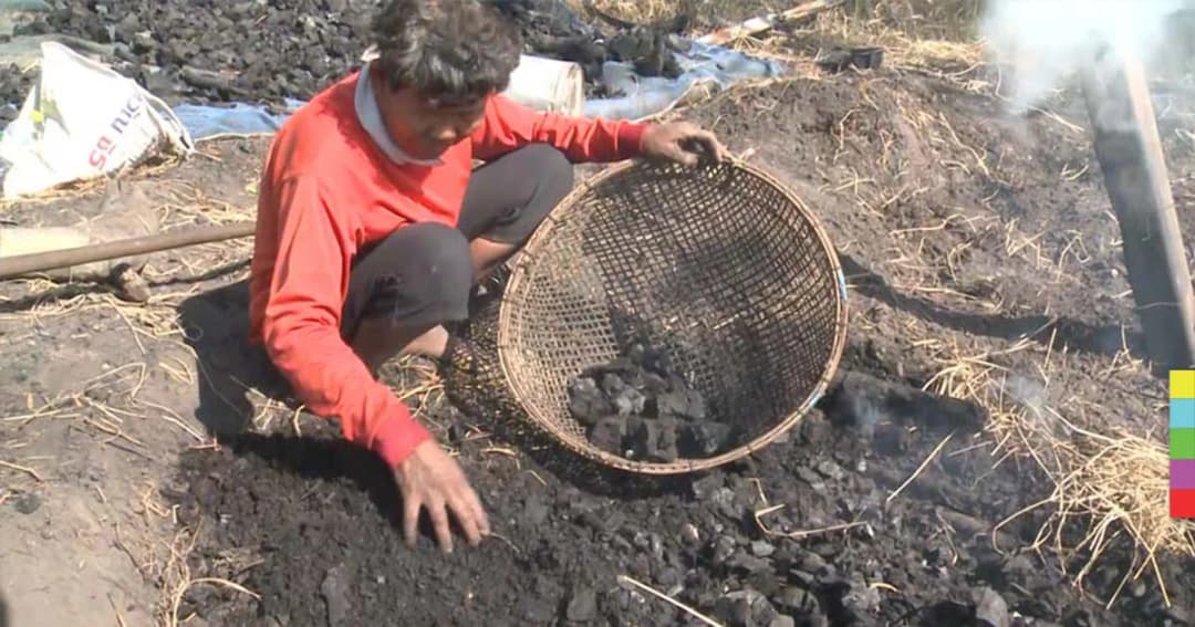 รายได้งาม ! อากาศหนาวอาชีพเผาถ่านขายออเดอร์เพียบ