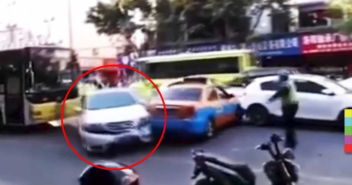 เก๋งซิ่งหนีตำรวจแบบไม่แคร์ใคร พุ่งชนรถเสียหายหลายคัน