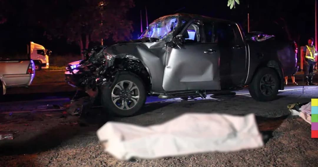 กระบะกำนันคนดังเสยท้ายบรรทุกสิบล้อ ดับ 2 สาหัส 3