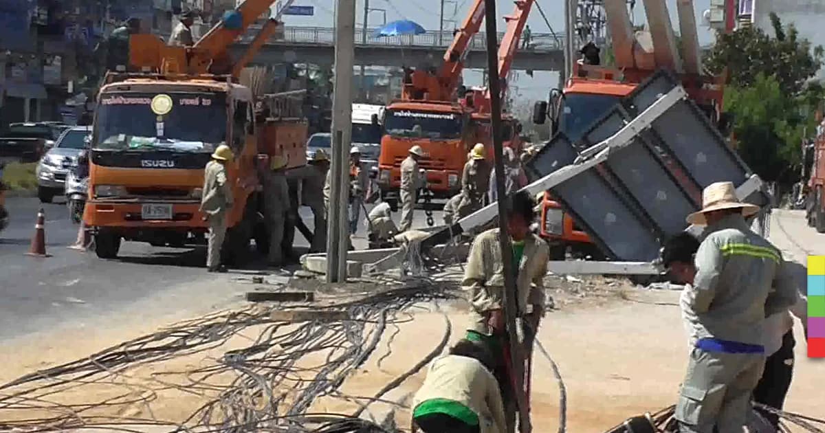 รถบรรทุกพลาด เกี่ยวสายไฟ ทำเสาไฟฟ้าล้ม 15 ต้น ทับบ้านเรือนเสียหาย