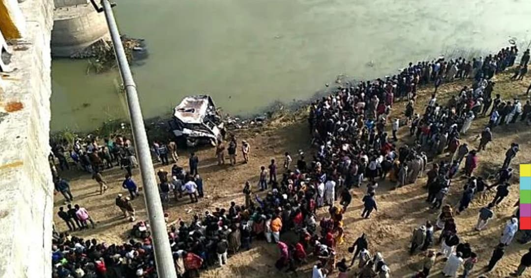 รถบัสอินเดีย บรรทุกผู้โดยสาร 50 คน พุ่งตกสะพาน ดับ 33 ศพ