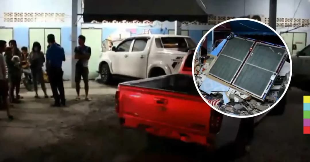 หวิดดับ ! รถกระบะหลุดโค้งชนรถ ก่อนพุ่งทะลุเข้าห้องเช่า