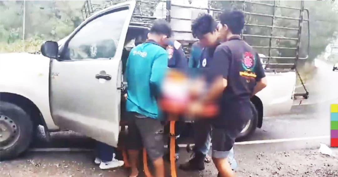 ฝนตกถนนลื่น กระบะหลุดโค้ง พุ่งชนกระบะบรรทุกถังน้ำนม เจ็บ 1