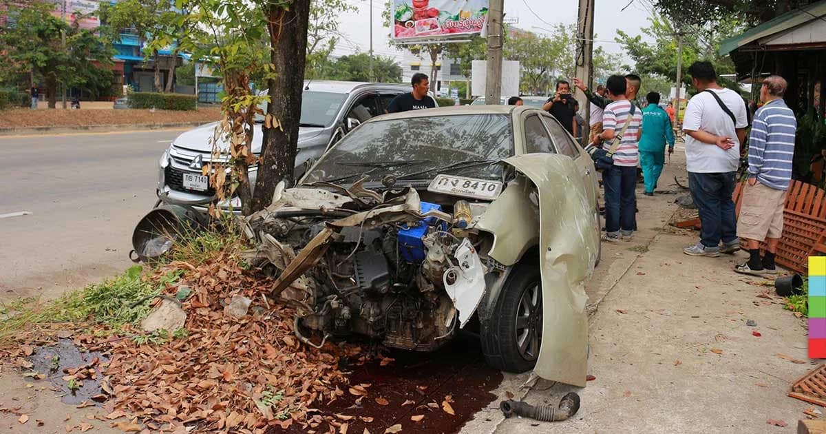 พลทหารซิ่งเก๋งปีนฟุตบาท ชนชาวบ้านดับ 1 ราย