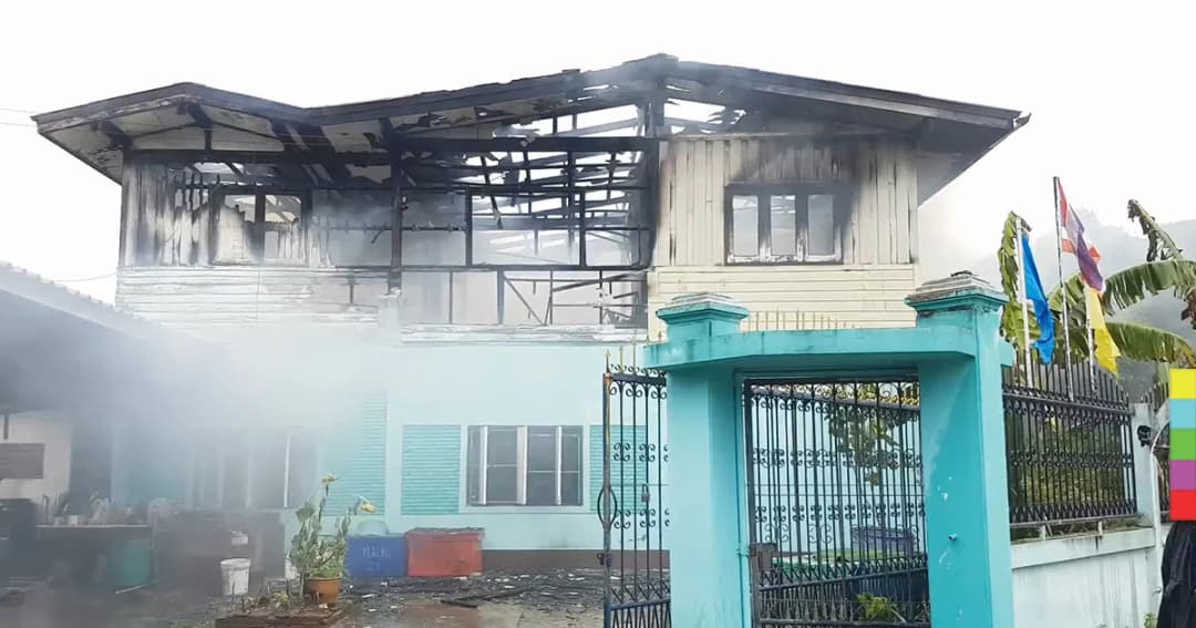 แม่เฒ่า ลืมดับเทียนไหว้พระ ไฟลุกลามวอด สูญบ้านทั้งหลัง