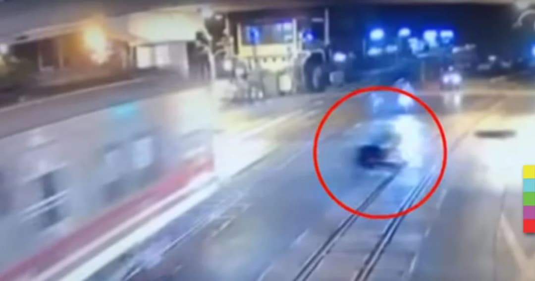 คืบหน้า ! จยย.ฝ่าไม้กั้น พุ่งชนรถไฟ เจ็บสาหัส รถพังยับ