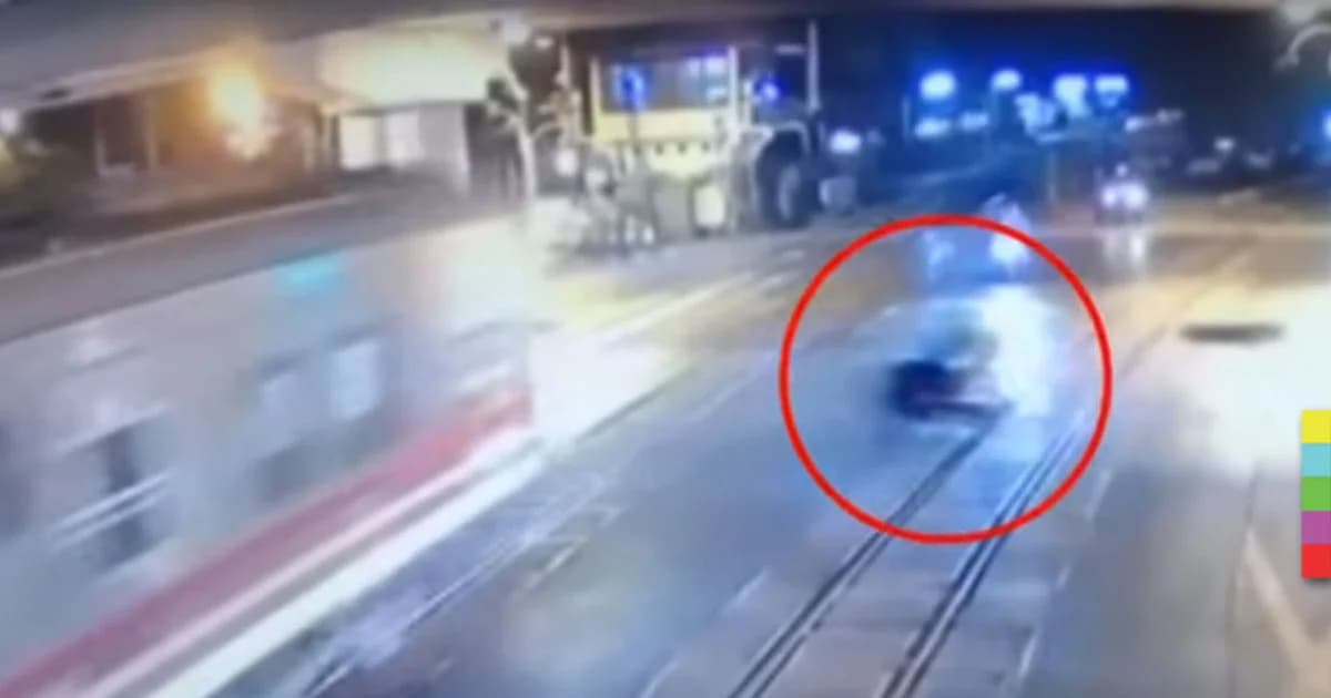 คืบหน้า ! จยย.ฝ่าไม้กั้น พุ่งชนรถไฟ เจ็บสาหัส รถพังยับ