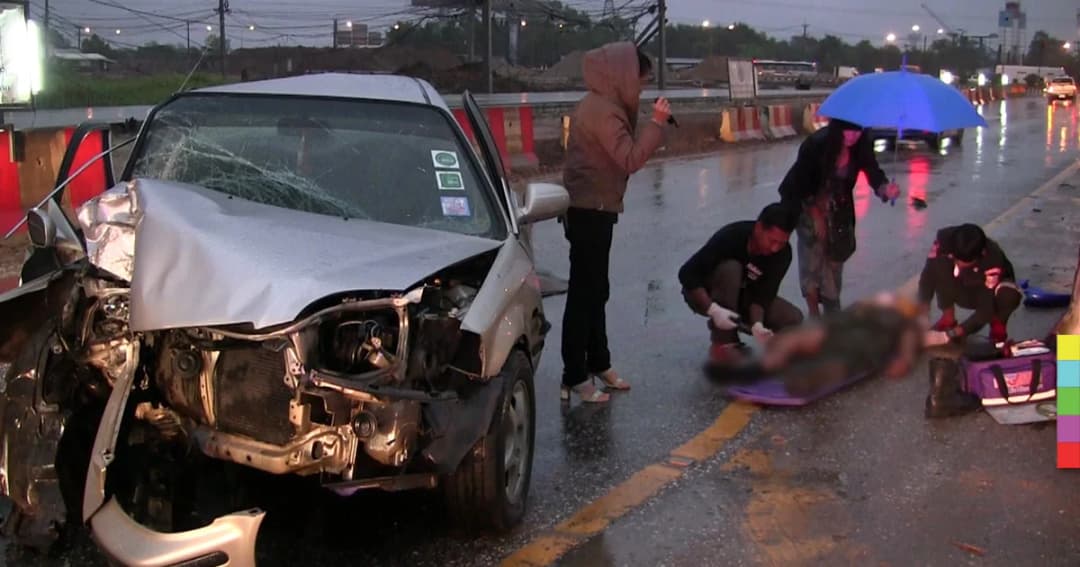 ผู้กองขับเก๋งพุ่งชนแท่งแบริเออร์เจ็บ กลางแยกอินโดจีน