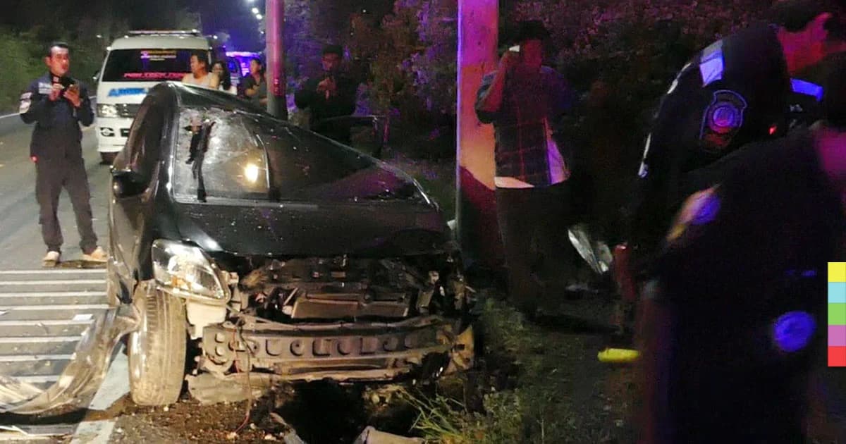 ส.อบต. ซิ่งเก๋งกลับจากงานเลี้ยง พุ่งชนเสาไฟร่างกระเด็นดับ