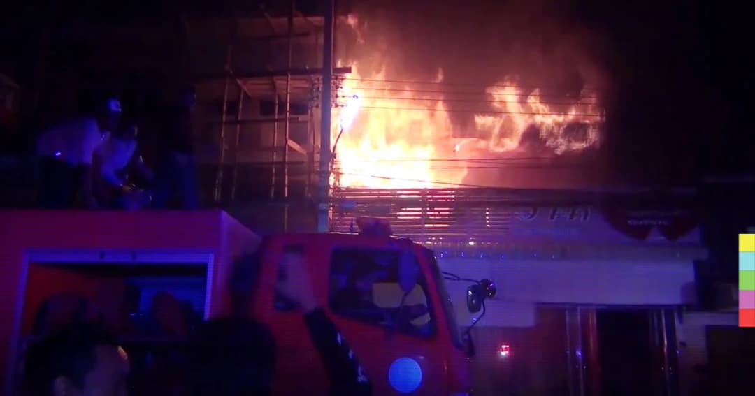 ไฟไหม้ ‘ร้านเช่าชุดวิวาห์’ วอด โชคดีพ่อแม่ลูกหนีทัน