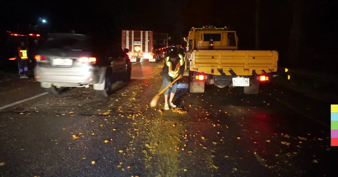 รถบรรทุก ‘ปาล์ม’ หล่นเกลื่อน กระบะลื่นตกถนนเจ็บสาหัส