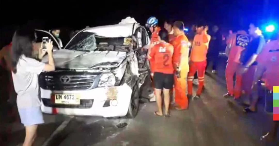 ชนยับ ! กระบะพุ่งเสยท้ายสิบล้อ เจ้าอาวาสสำนักสงฆ์ดัง มรณภาพคาที่