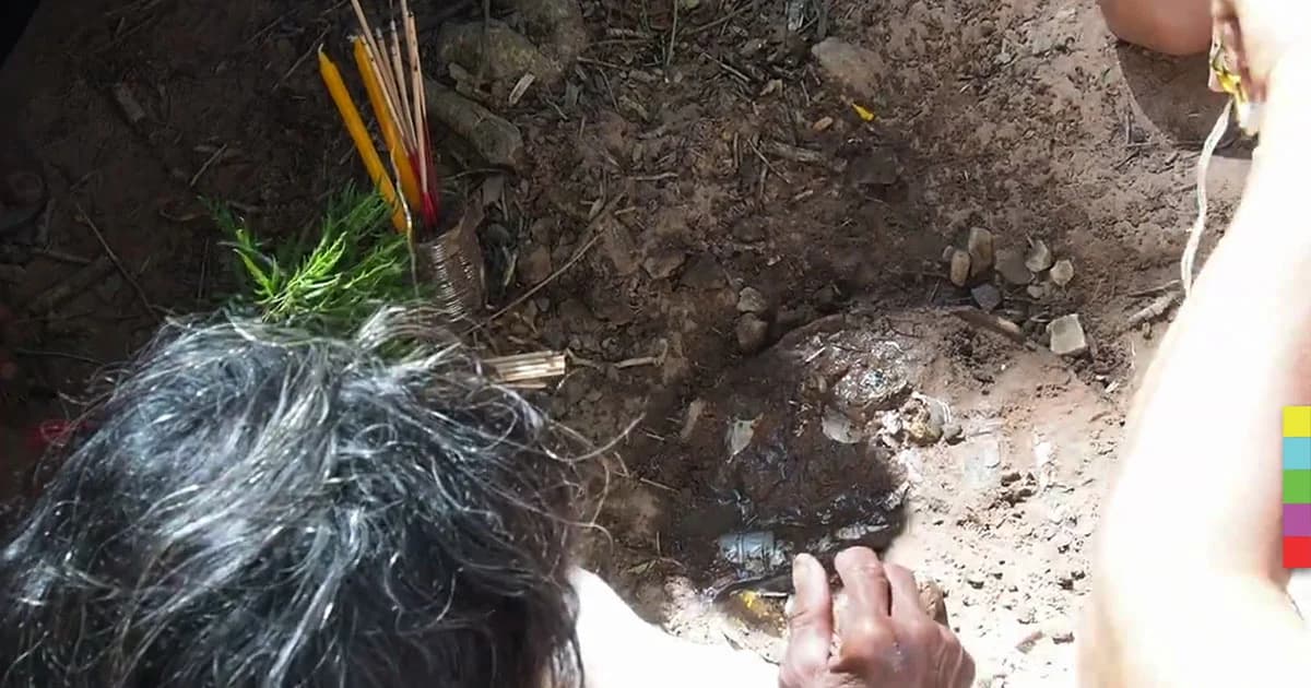 ‘แห่กราบไหว้’ พบพระพุทธรูปสัมฤทธิ์พันปี ผุดขึ้นจากดิน