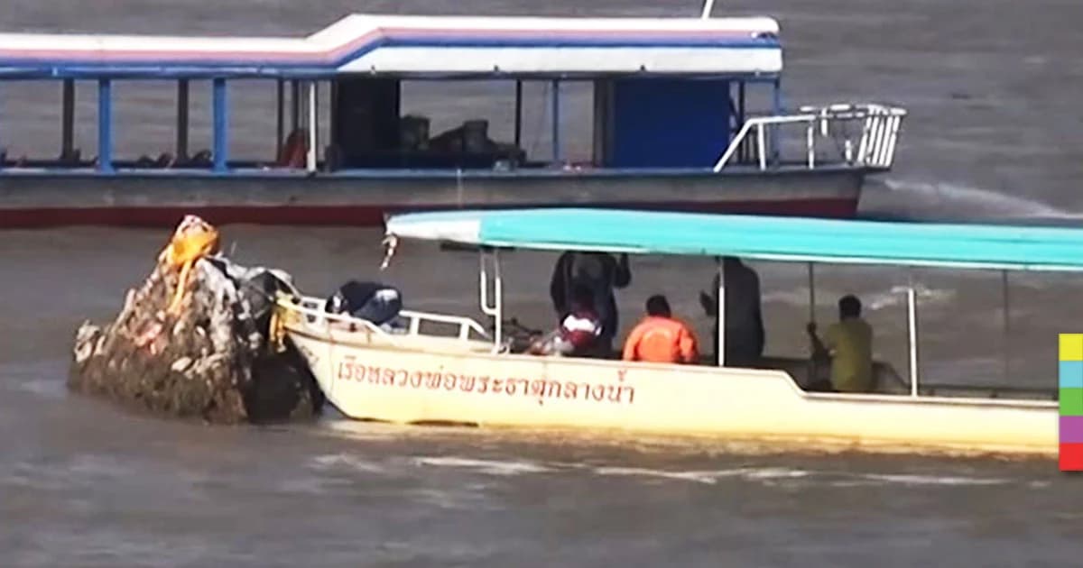 นทท.สักการะ ‘พระธาตุหล้าหนอง’ กลางเเม่น้ำโขง เพื่อความเป็นสิริมงคลในช่วงปีใหม่