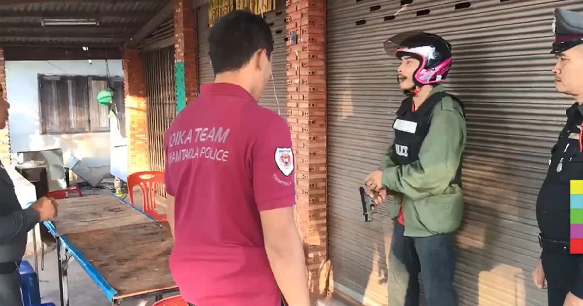 ทำเเผน หนุ่มยิงเจ้าของร้านวัสดุก่อสร้างดับ ! เหตุฉุน ภรรยาท้องเเก่ ถูกผลักล้ม