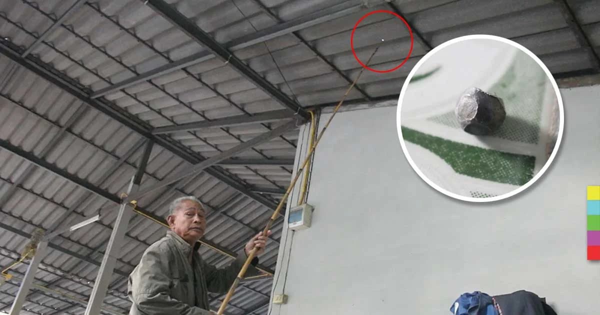คุณปู่เคราะห์ดี ! กระสุนตกใส่หลังคาบ้านห่างตัวเพียงไม่กี่เมตร