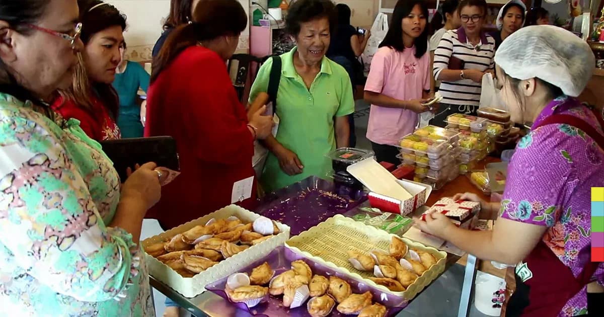 แน่นร้าน ! ปชช.แห่ซื้อของฝาก ‘ตรัง’ ร้านเผยปีนี้ผลิตไม่ทัน