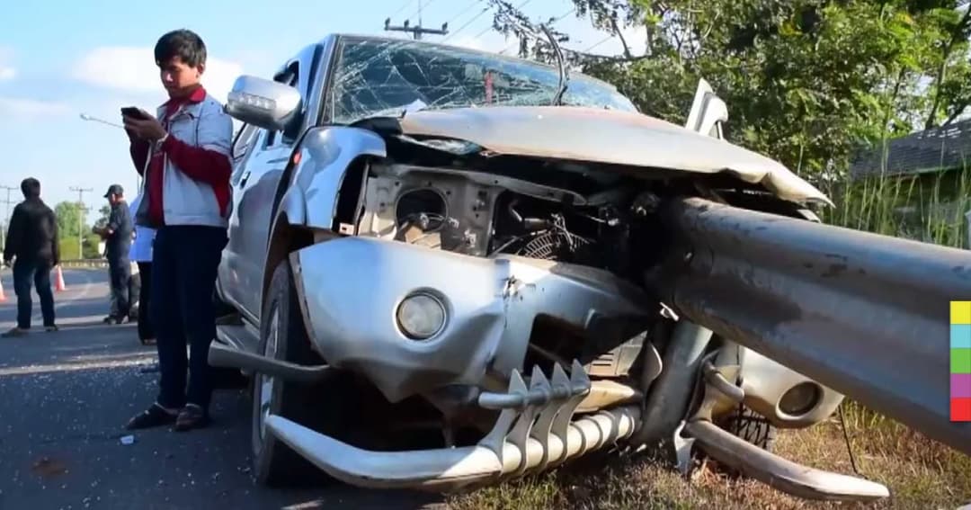 หนุ่มหลับในแหกโค้ง รถเสียบราวกั้นถนน ทะลุทั้งคัน เคราะห์ดีรอด