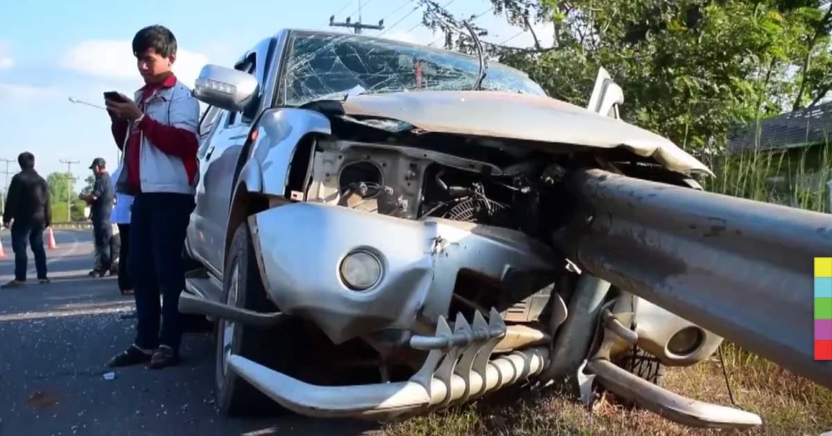 หนุ่มหลับในแหกโค้ง รถเสียบราวกั้นถนน ทะลุทั้งคัน เคราะห์ดีรอด