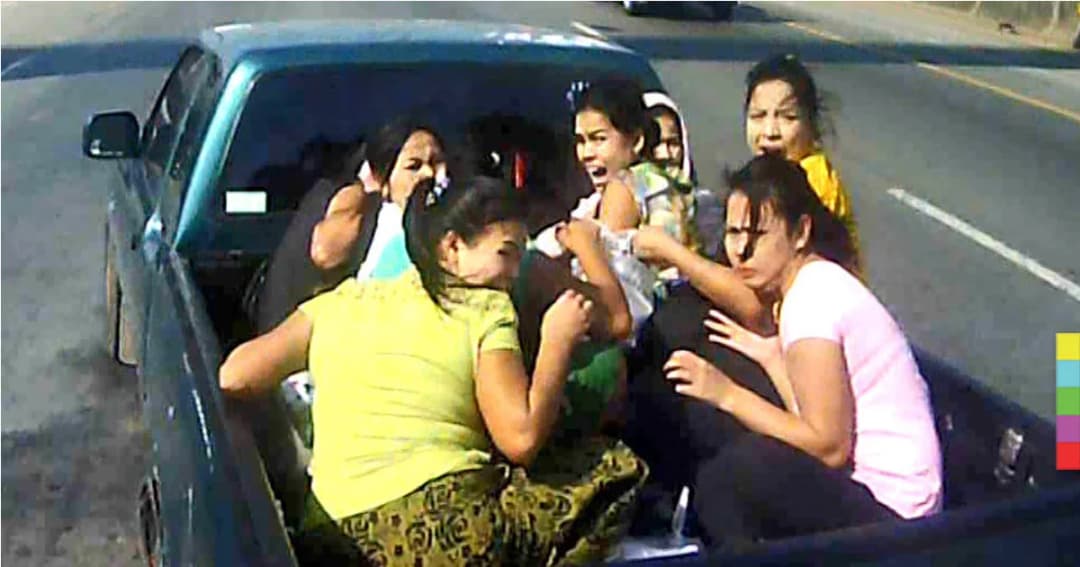 รถกระบะบรรทุกคนงานต่างด้าว ยางระเบิด ถูกรถสิบล้อชนท้าย เจ็บระนาว