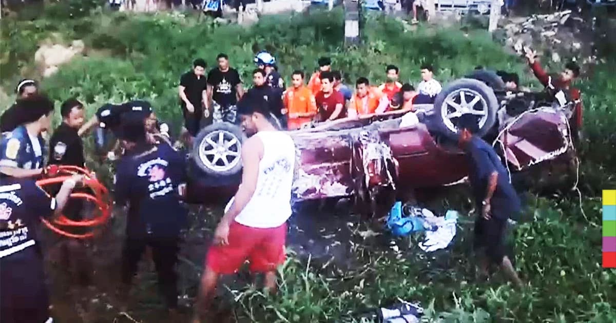 ฟอร์ดชนท้าย โตโยต้าเสียหลักชนเสาไฟ ตกคูน้ำ พ่อแม่ดับ ลูก 2 คน รอดหวุดหวิด