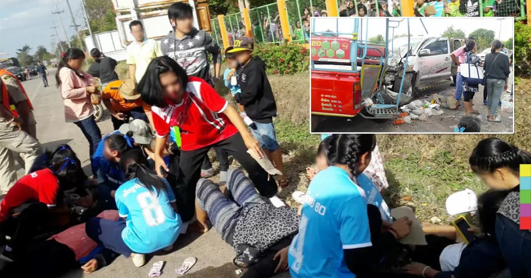 ปิคอัพกลับจากคำชะโนด เสยท้ายสองแถว เจ็บ 20 ราย