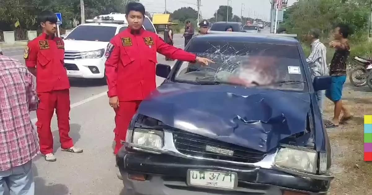 กระบะพุ่งชนผู้เฒ่าข้ามถนนตัดหน้ากะทันหัน ดับคาที่