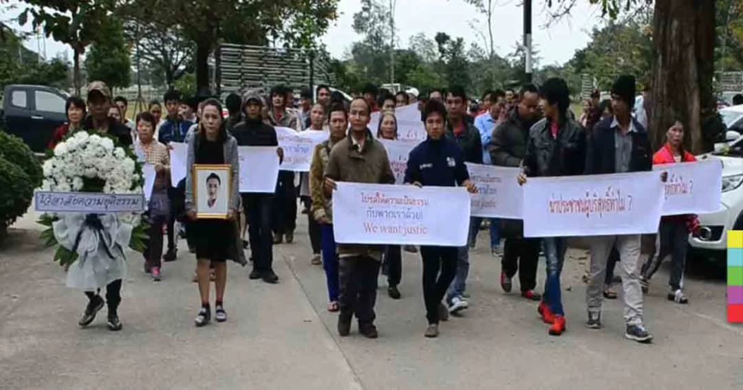 ญาติหนุ่มถูกยิงคาด่าน นำรูปถ่าย-พวงหรีด ร้องศาลเอาผิดกลุ่มล้อมรถ