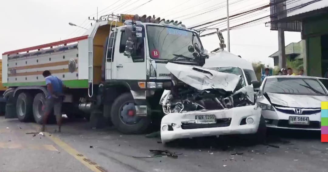 18 ล้อ เบรกแตก พุ่งชนรถติดไฟแดง 6 คันรวด