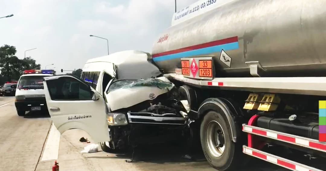รถตู้โดยสาร พุ่งอัดท้ายรถบรรทุกน้ำมัน ดับ 1 เจ็บ 8