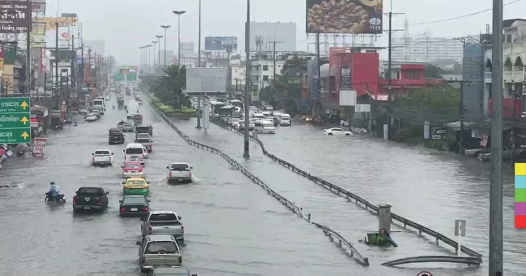 ปัญหาซ้ำซาก ! ฝนถล่มหนักพัทยา ทำน้ำท่วมขังรถติดยาว