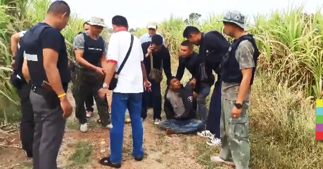รวบเเล้ว ! หนุ่มใหญ่ปืนโหด ยิงเพื่อนบ้านดับ ตร.ล้อมจับได้ในป่าอ้อย