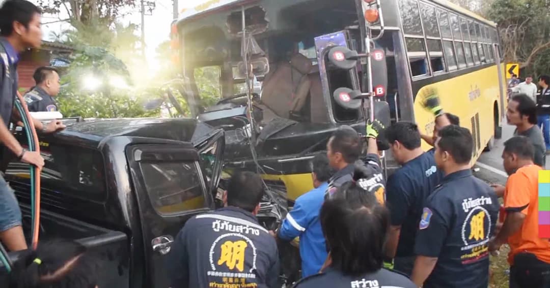 กระบะประสานงารถบัสนร. สาหัส 1 เจ็บ 10 ราย