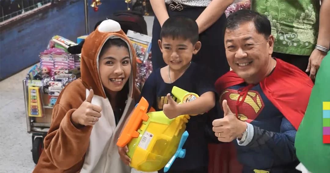 ผอ.โรงพยาบาล ใส่ชุดซูเปอร์แมน นำเเพทย์เเละพยาบาล เดินแจกของขวัญเด็กป่วย