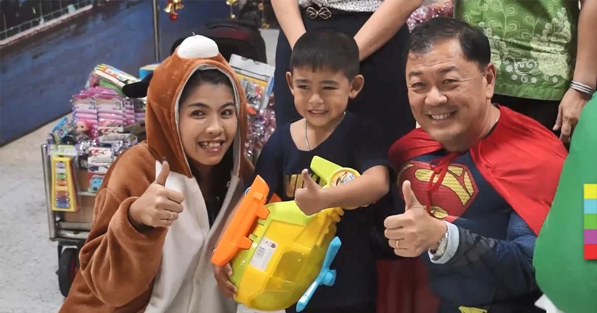 ผอ.โรงพยาบาล ใส่ชุดซูเปอร์แมน นำเเพทย์เเละพยาบาล เดินแจกของขวัญเด็กป่วย