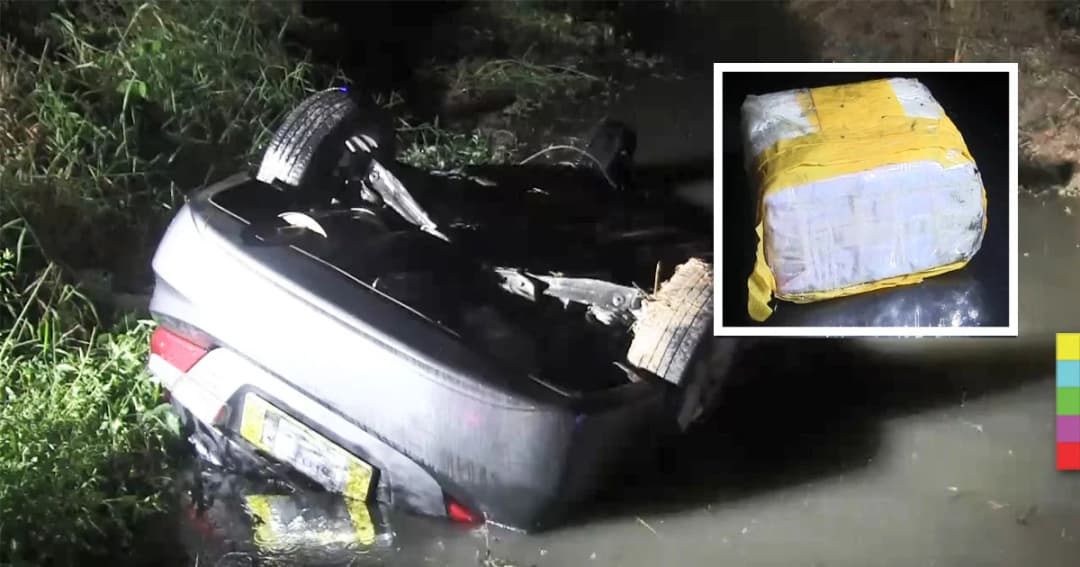 หนุ่มซิ่งเก๋ง เสียหลักตกคูน้ำดับ ก่อนพบห่อยาบ้า ลอยขึ้นมาเหนือน้ำ