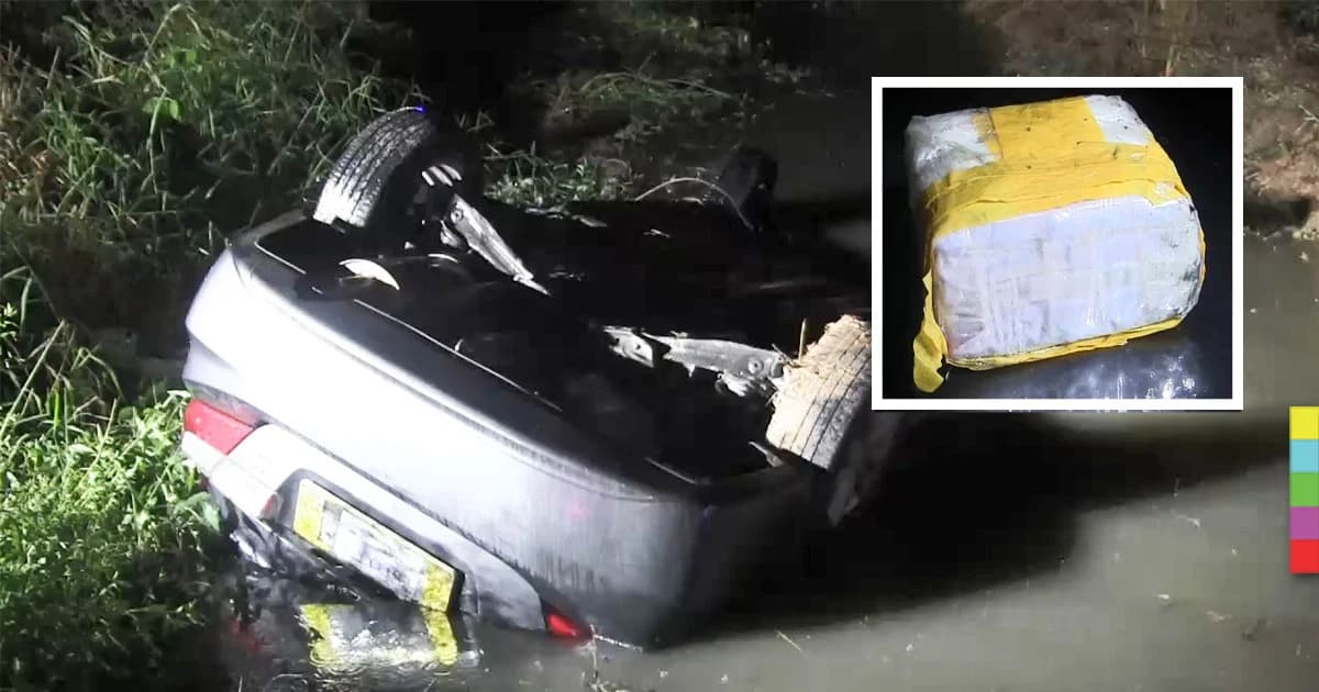 หนุ่มซิ่งเก๋ง เสียหลักตกคูน้ำดับ ก่อนพบห่อยาบ้า ลอยขึ้นมาเหนือน้ำ