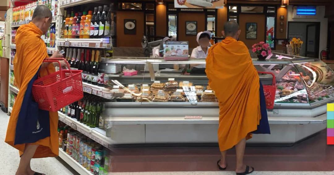 งงหนักมาก ! ‘หลวงพี่’ หิ้วตะกร้าชอปของในซูเปอร์มาเก็ต