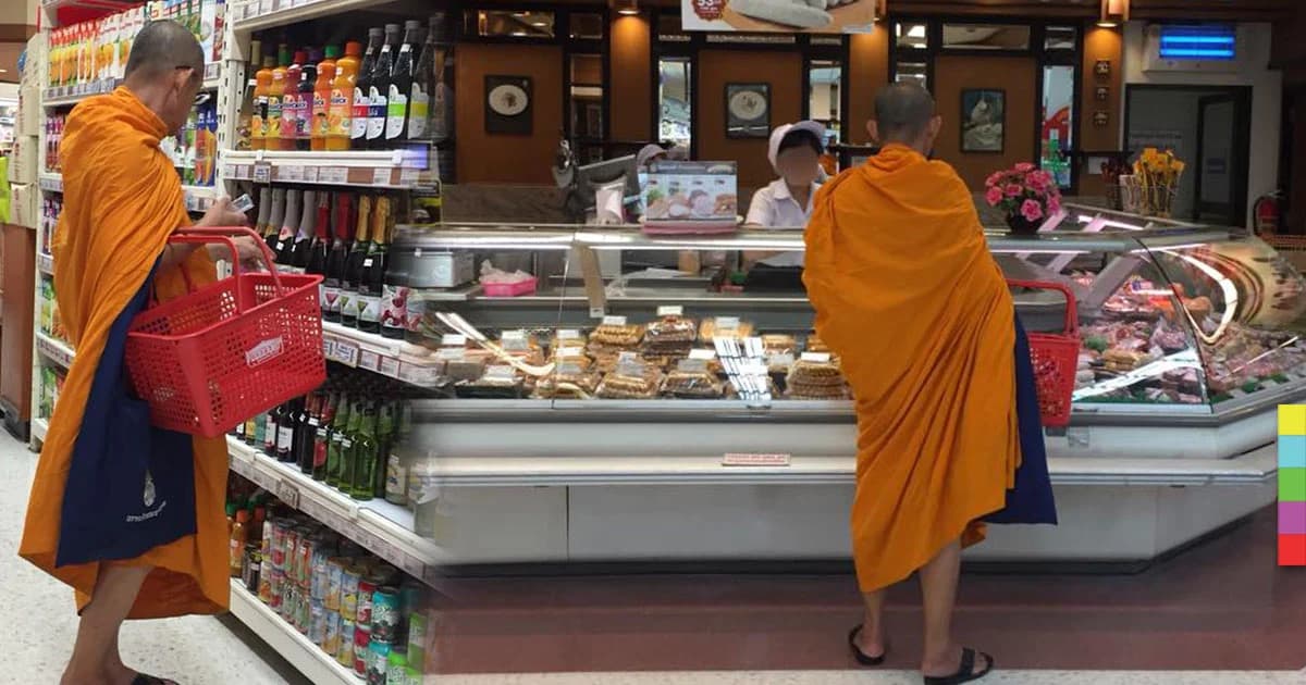 งงหนักมาก ! ‘หลวงพี่’ หิ้วตะกร้าชอปของในซูเปอร์มาเก็ต